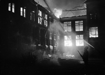 127236 Afbeelding van het blussen van de brand in het complex van de Evangelische Broedergemeente aan het Broederplein ...